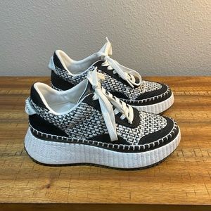 UNIVERSAL THREAD Women’s sneaker Sz 6.5
